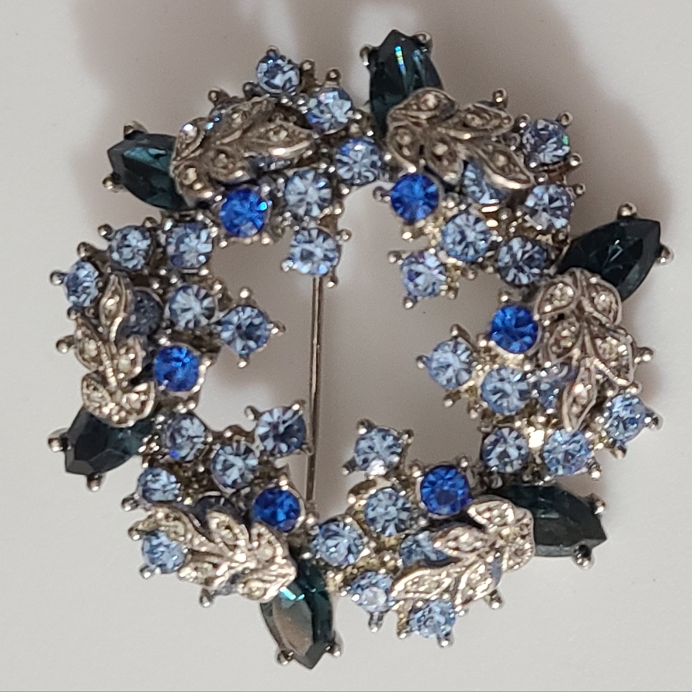Vintage Blue Silver Rhinestone 3D Wreath Round Brooch Leafs Estate Vtg Euc - Picture 2 of 9